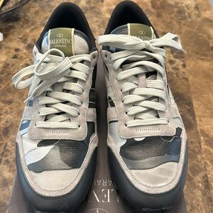 Valentino Garavani. Size 42. Black & Grey